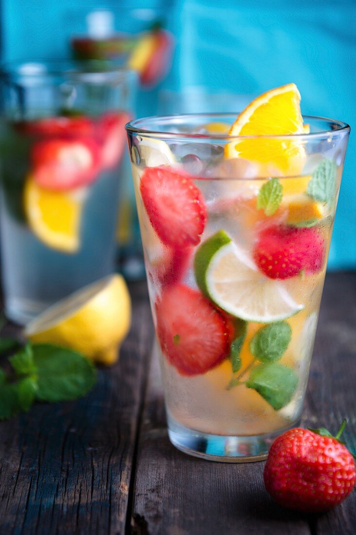 Selbstgemachte Limonade mit Früchten und Pfefferminze