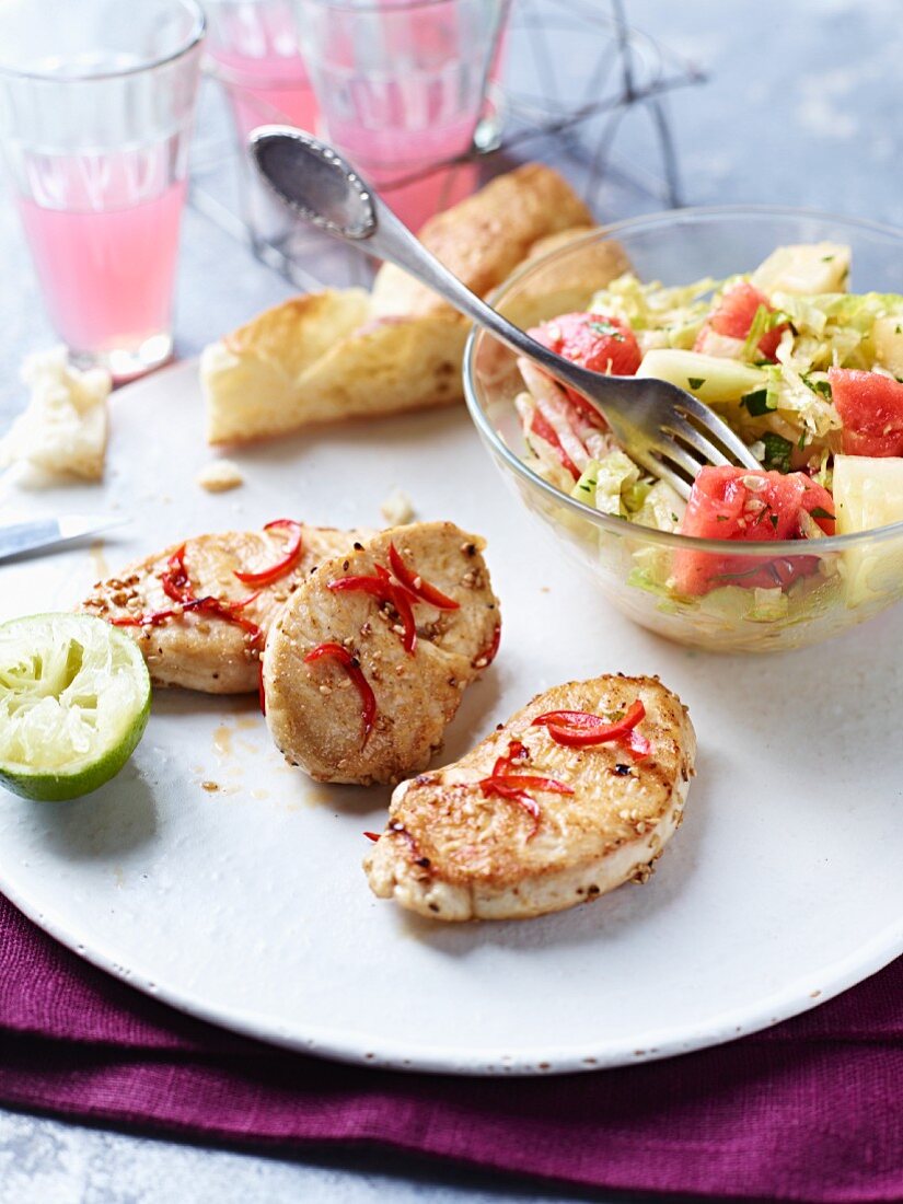 Kleine Putensteaks mit Chili und Salat mit Melonen