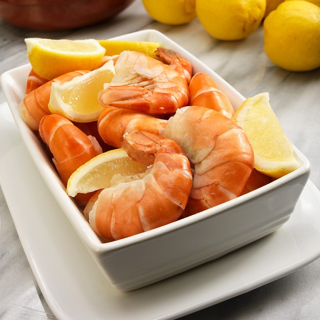 Boiled prawns with lemons