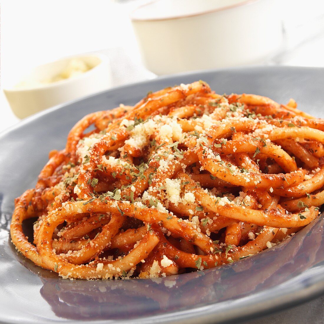 Spaghettoni in Marinarasauce mit Parmesan und Kräutern