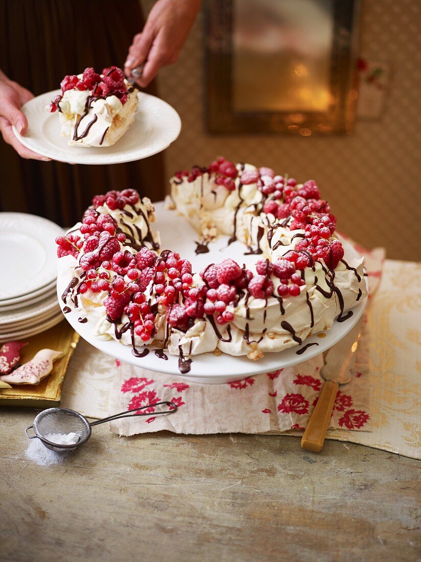 Festliche Beeren-Pavlova