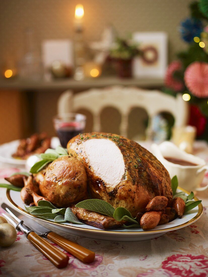 Angeschnittener Truthahnbraten mit Schalotten und Salbei zu Weihnachten