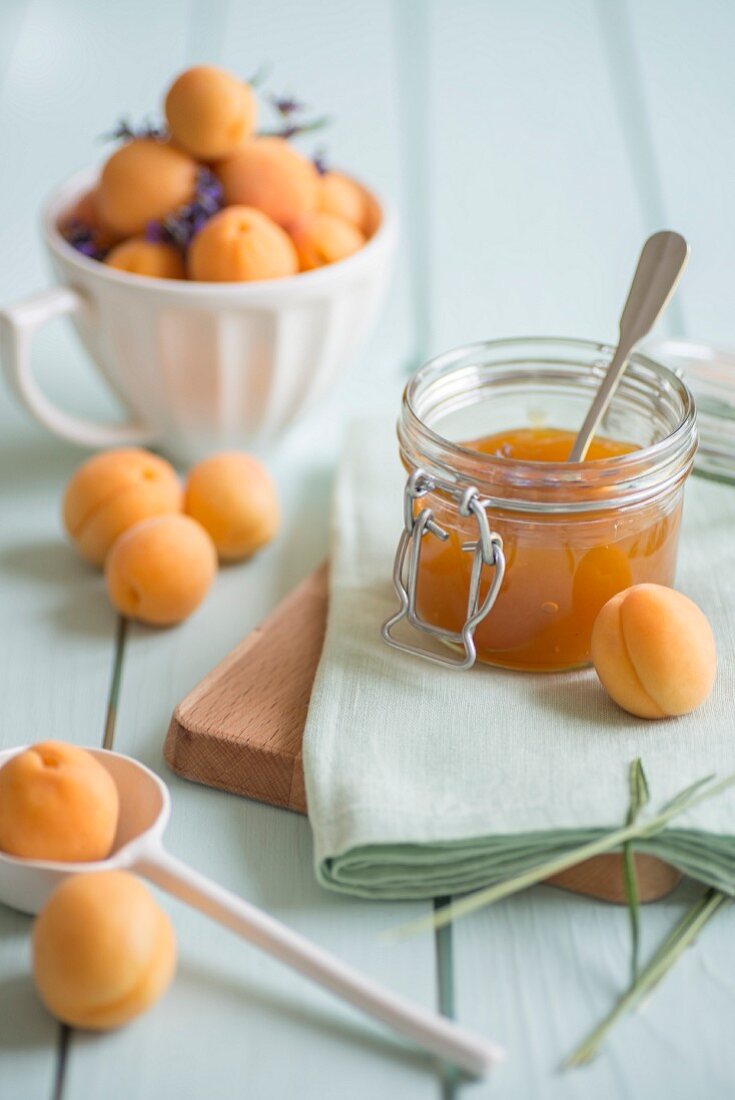 Aprikosen-Lavendel-Marmelade und Zutaten
