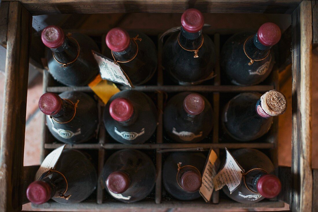 Kiste mit alten Weinflaschen (Draufsicht)
