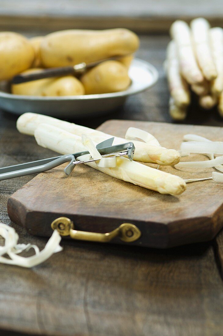 Frischer weisser Spargel wird geschält