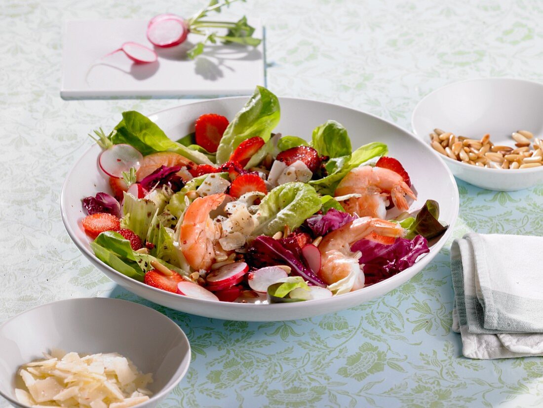 Bunter Salat mit Garnelen, Erdbeeren und Radieschen