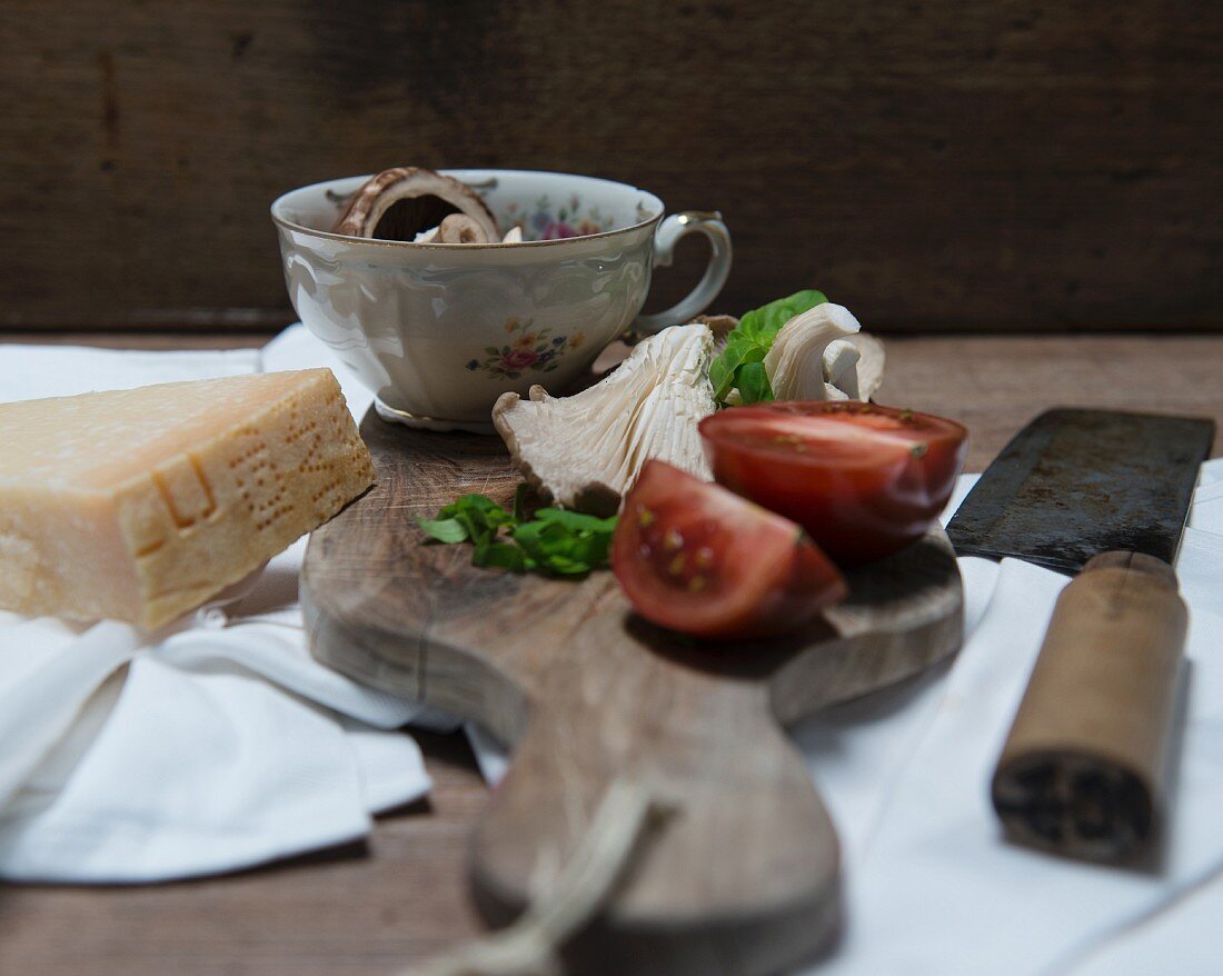 Zutatenstilleben mit Pilzen, Tomaten, Parmesan & Basilikum