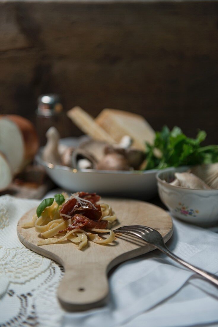 Tagliatelle mit Tomatenragout, Basilikum und Parmesan