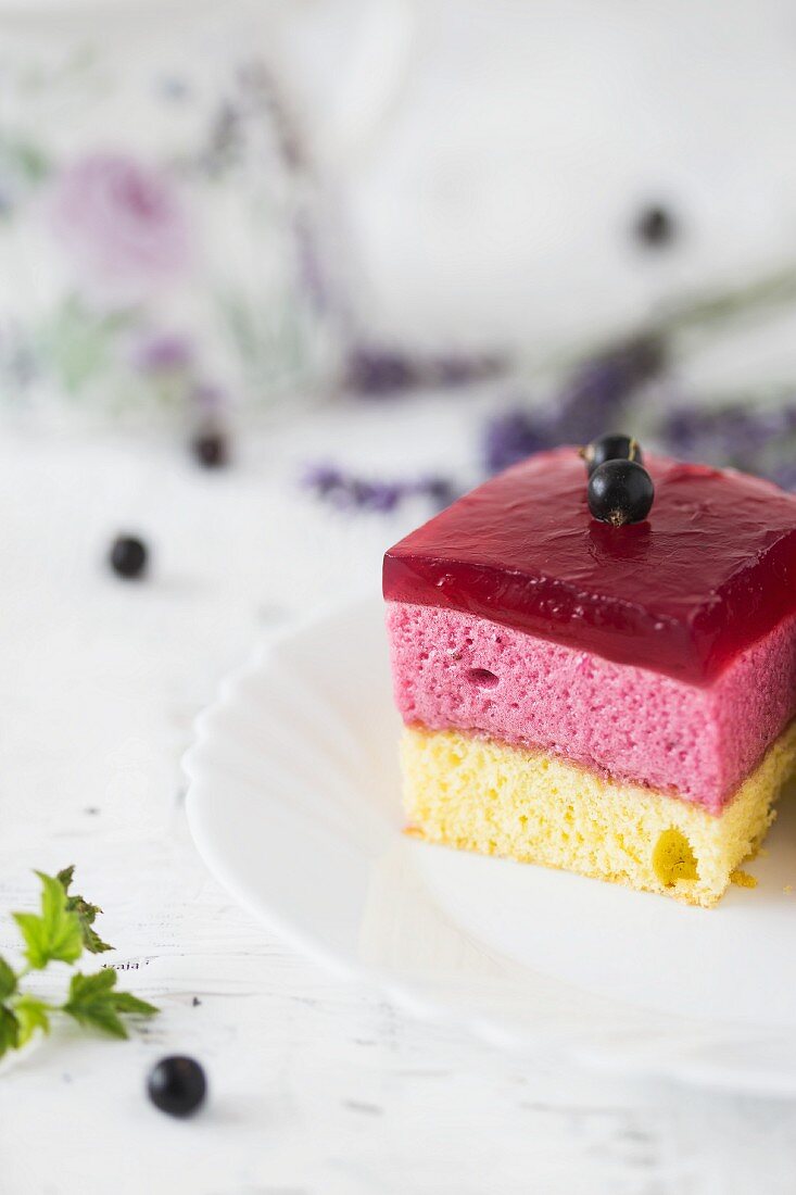 Sponge cake with redcurrant cream and redcurrant jelly