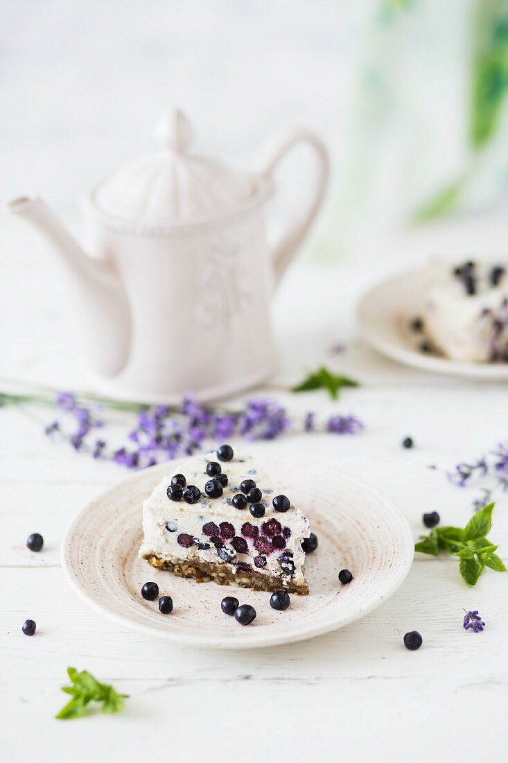 Veganer Käsekuchen mit Vanillecreme, Blaubeeren & Cashewkernen