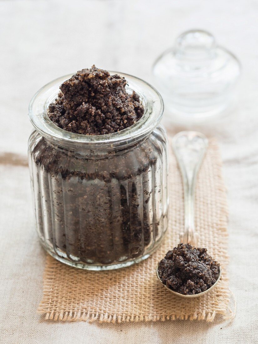 A homemade, anti-celulite exfoliation treatment made from coffee