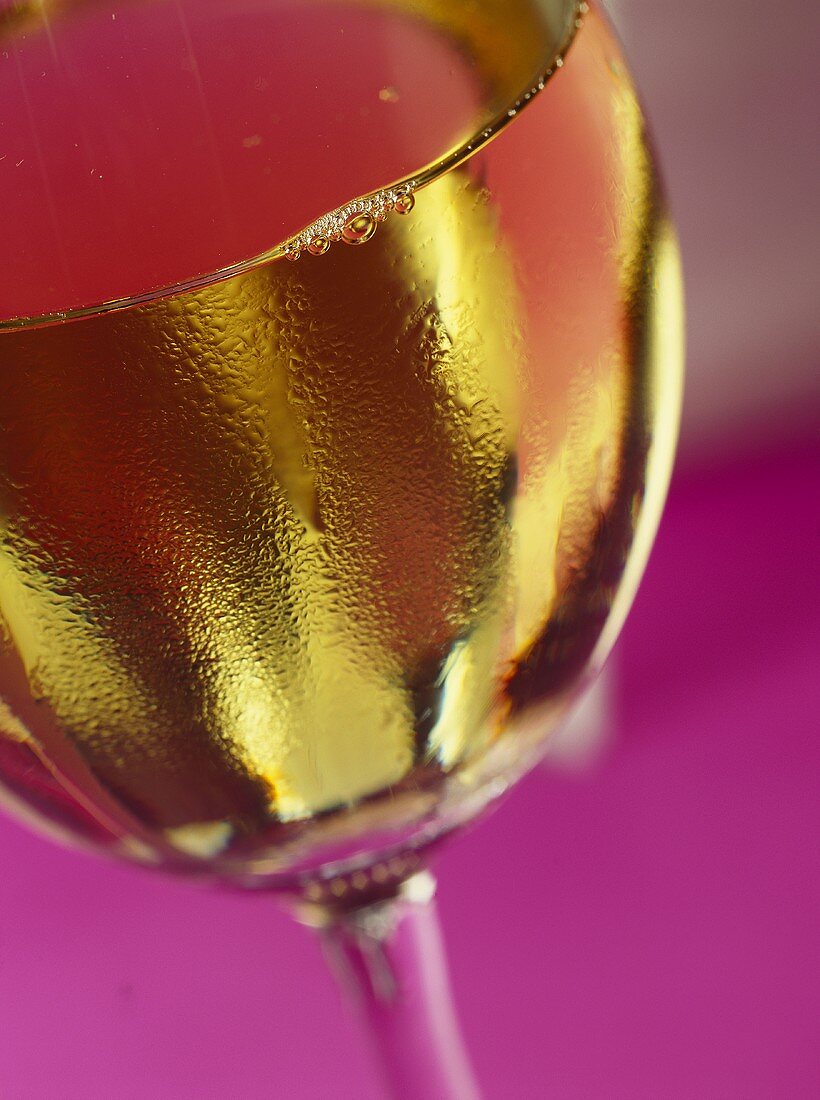 Close-Up auf ein Glas Weißwein