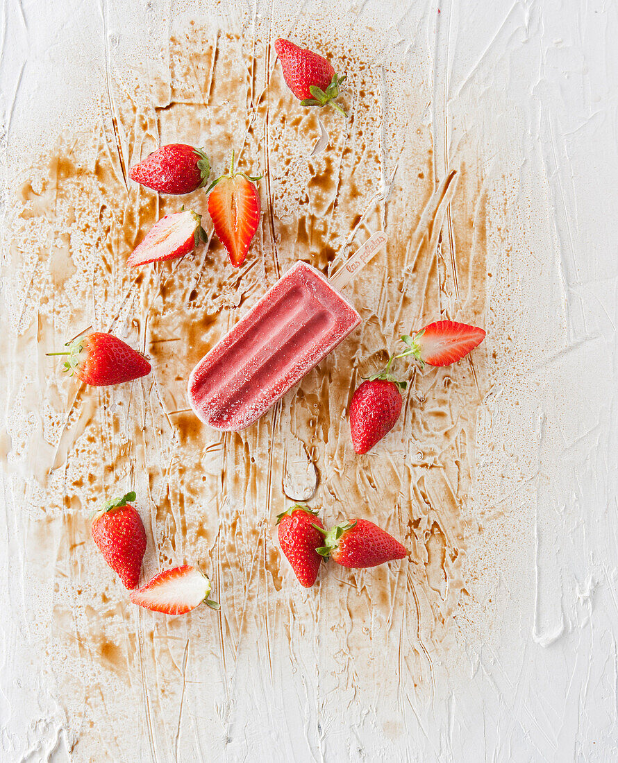 Erdbeer-Balsamico-Eis am Stiel