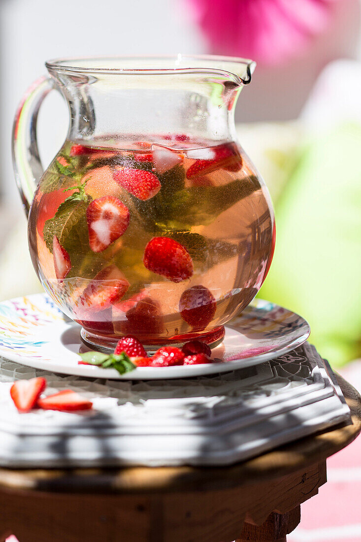 Prickelnder Cranberry-Cooler mit Erdbeeren und Himbeeren