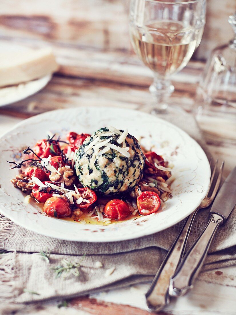 Spinatknödel mit karamellisierten Tomaten