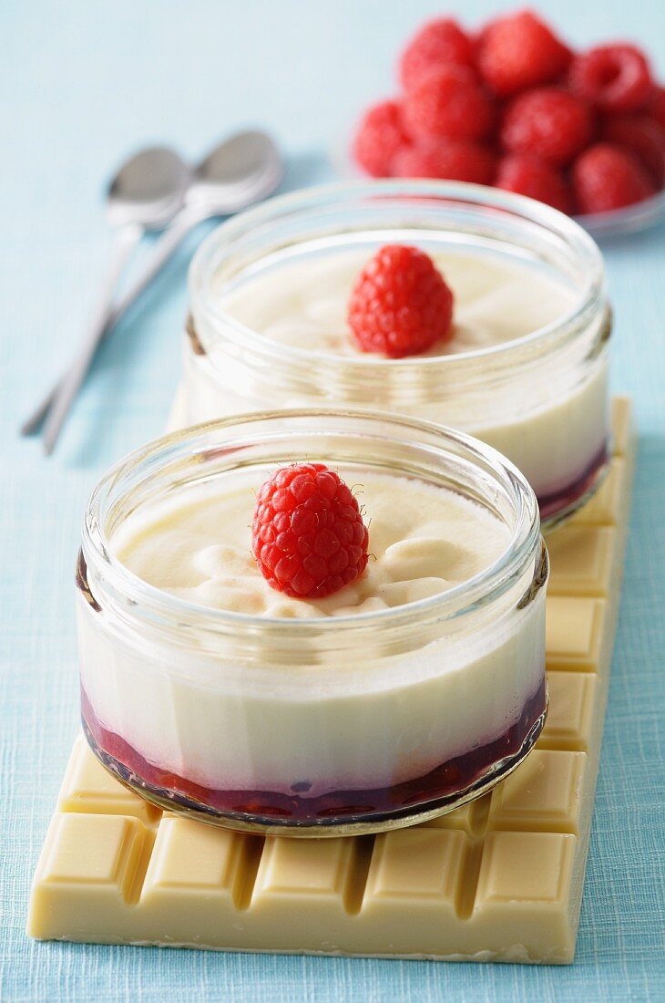 Weisses Schokoladenparfait mit Himbeeren