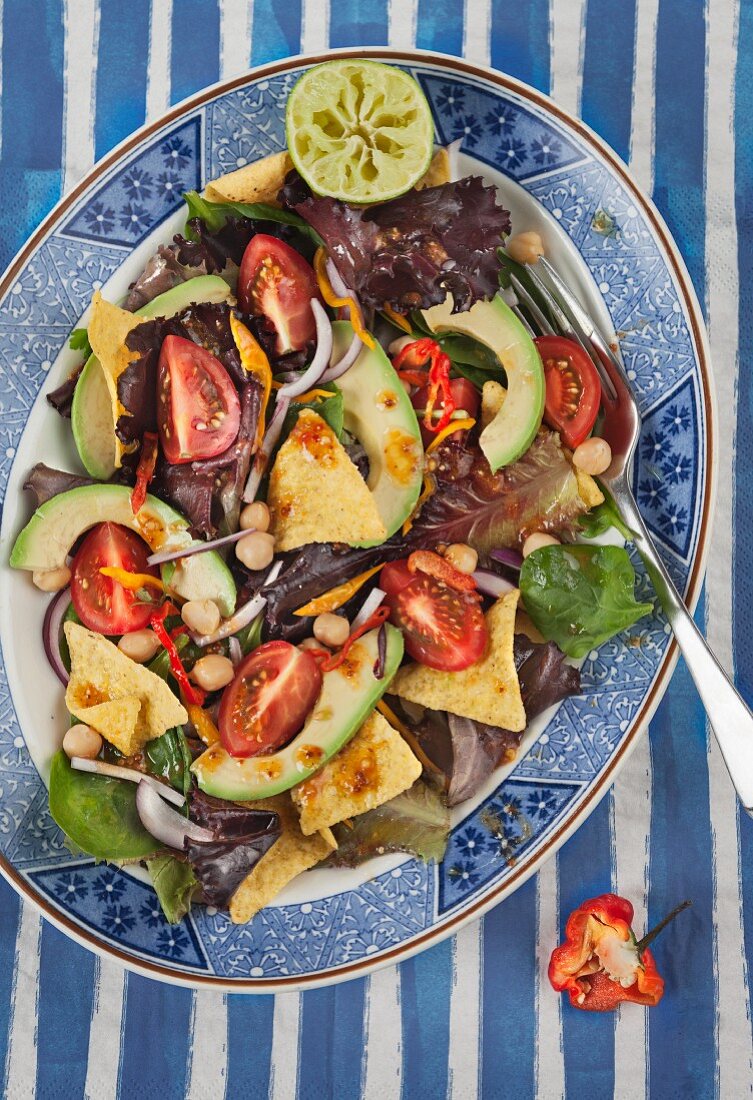 Salat mit Tortillachips, Avocado, Kichererbsen & Tomaten (Mexiko)