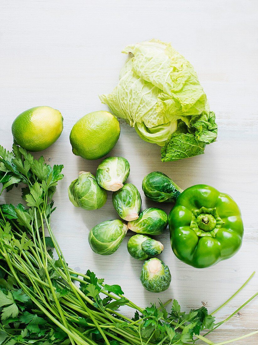 Stillleben mit grünem Gemüse und Zitronen