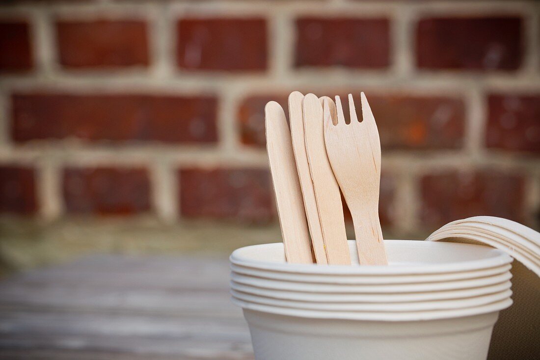 Gestapelte To Go Becher mit Holzgabeln