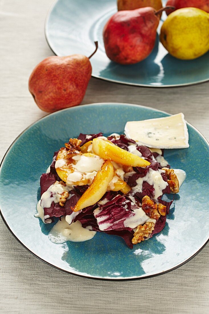 Salat mit gebratenen Birnen und Käsedressing