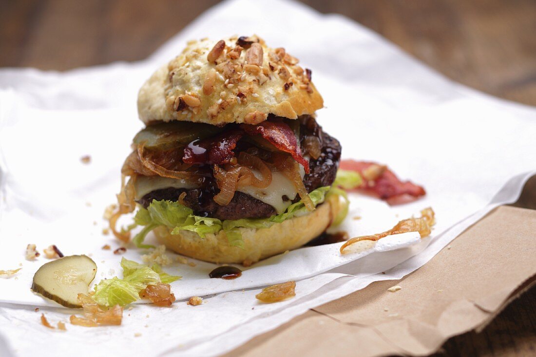 Burger mit Bacon & Zwiebeln in Sesamsemmel