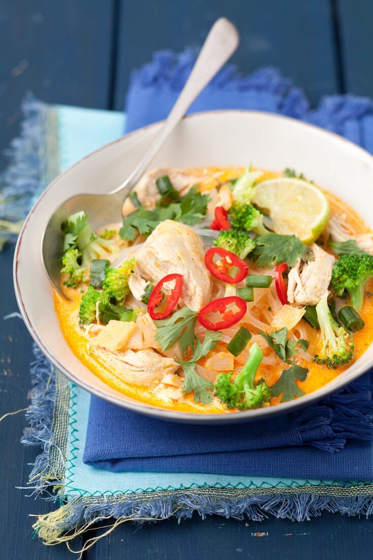 Coconut milk soup with chicken, broccoli and cassava pasta (Thailand)