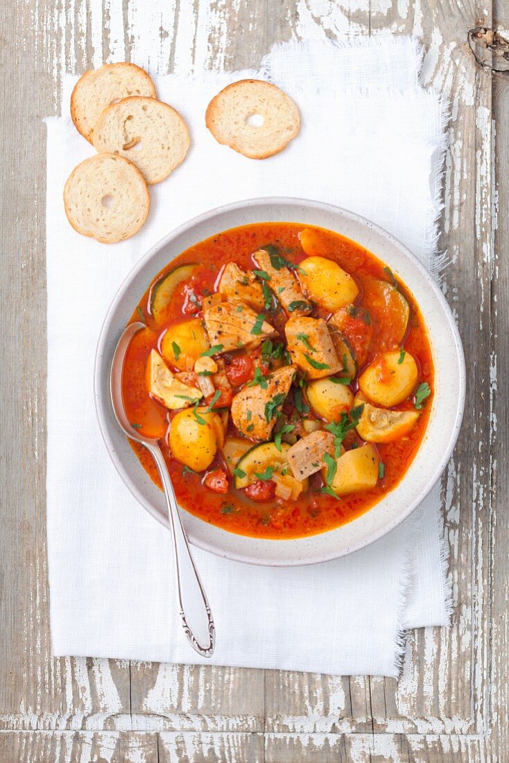 Geschmorter Thunfisch mit Kartoffeln und Zucchini in Tomatensauce