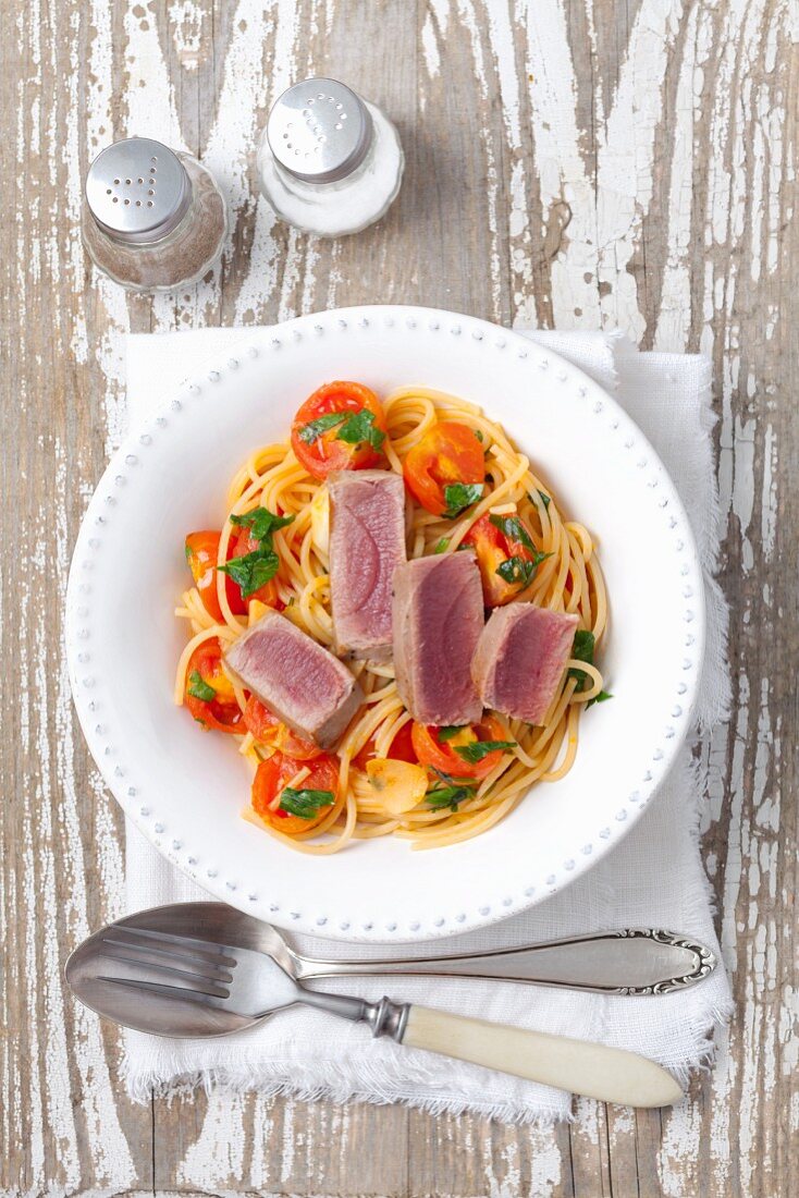 Spaghetti with tomatoes, parsley and tuna