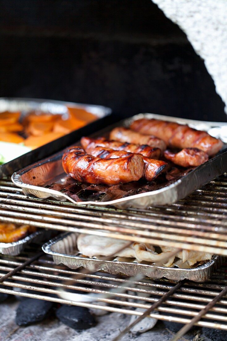 Grillwürste und Gemüse auf dem Grill