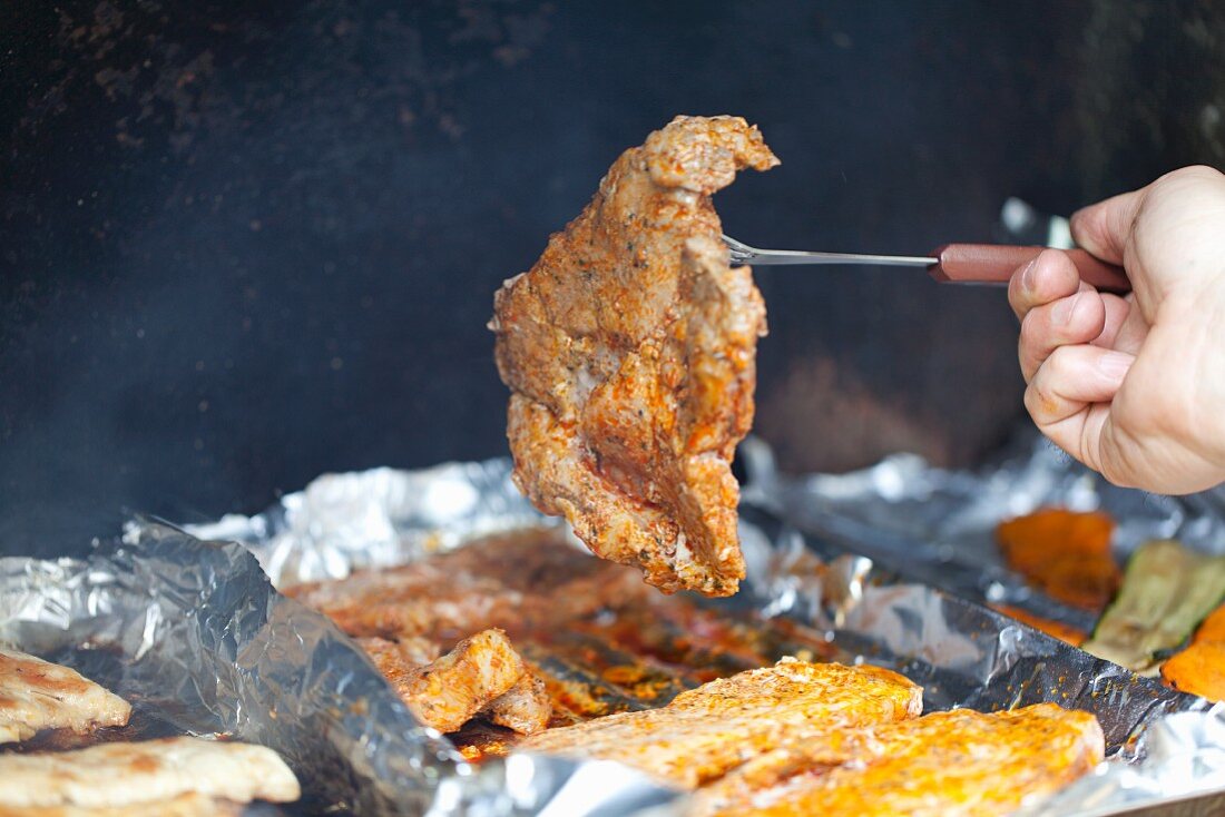 Mann grillt Schweinenackensteak