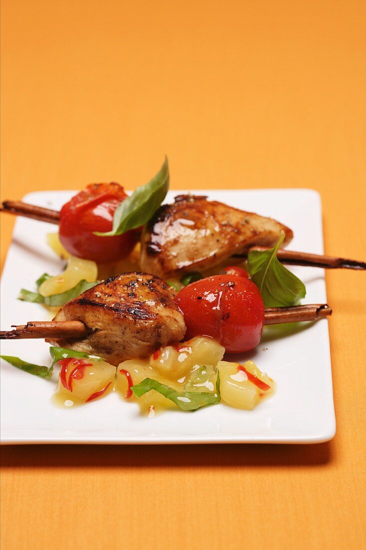 Chicken skewers with cinnamon, tomatoes and fruits
