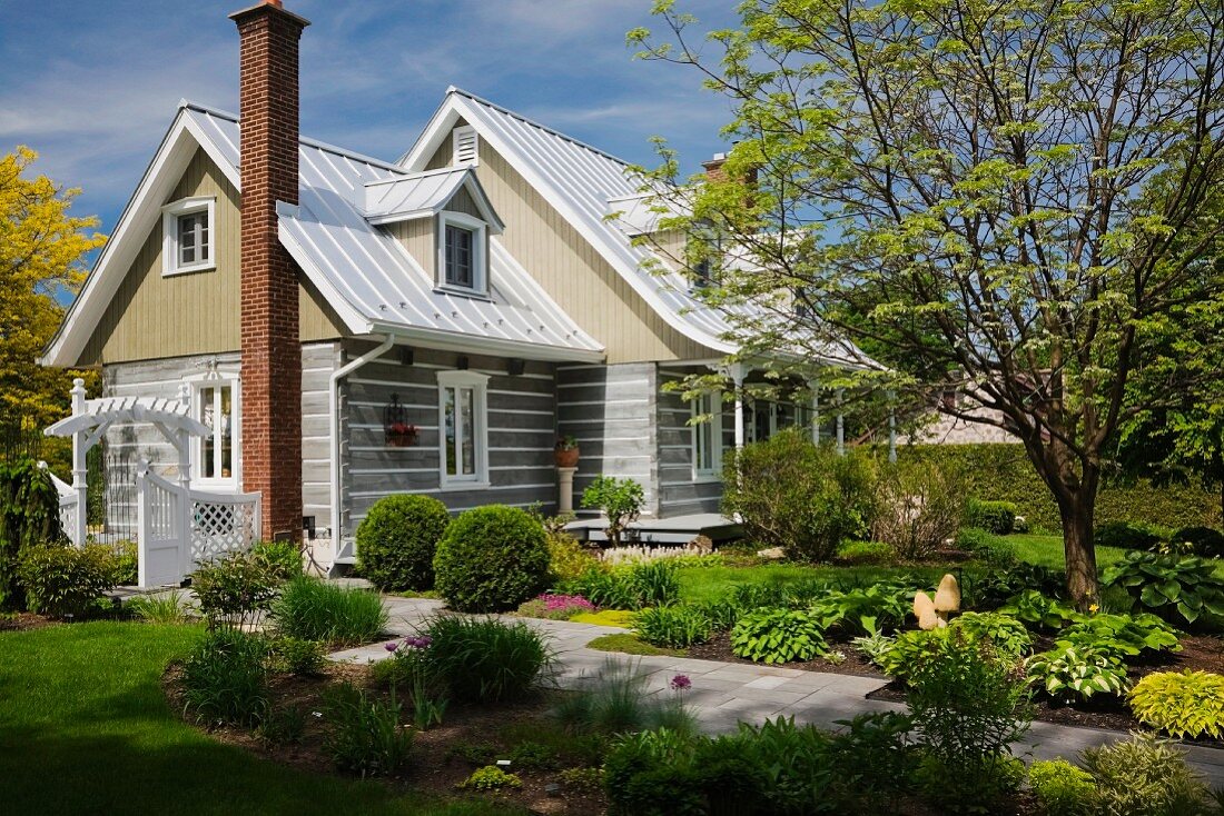 Log cabin with tidy front garden