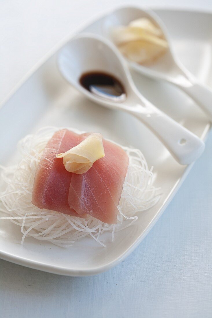 Tuna sashimi with ginger