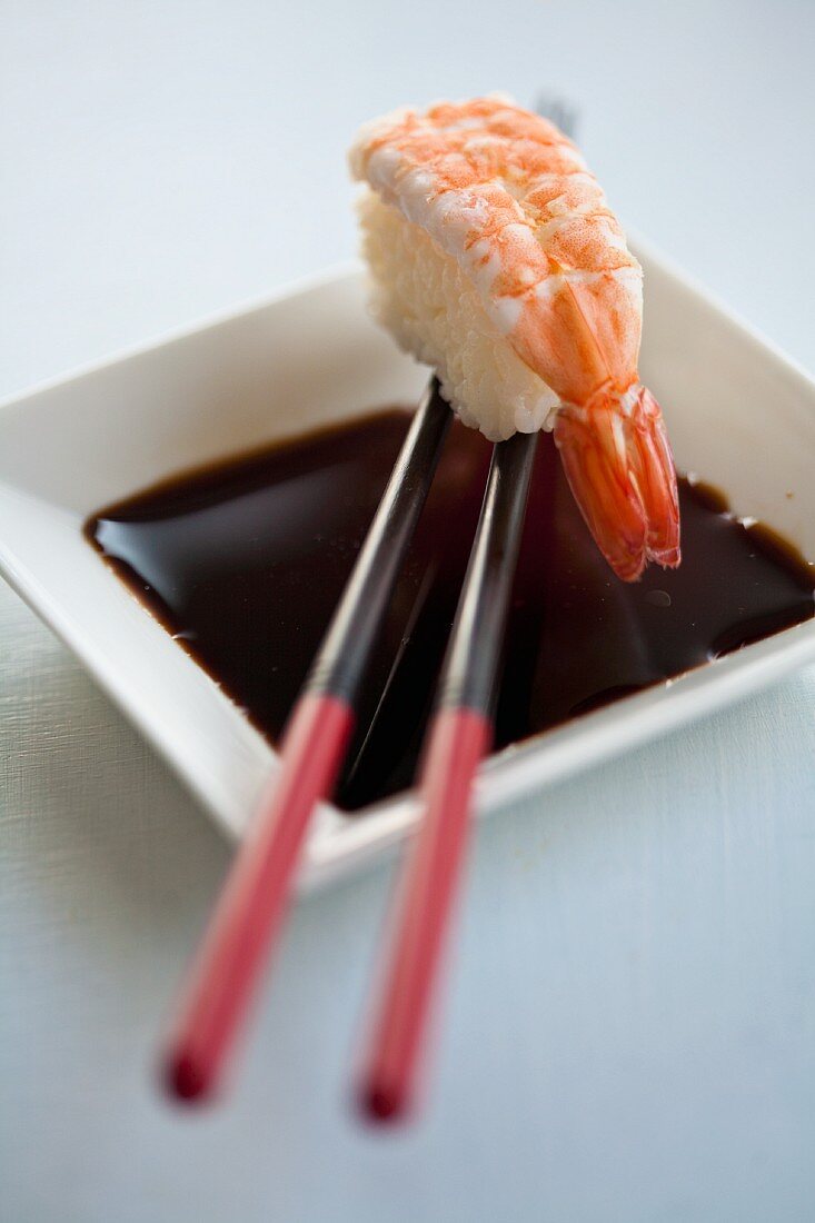 Sojasauce mit Nigiri-Sushi mit Garnele