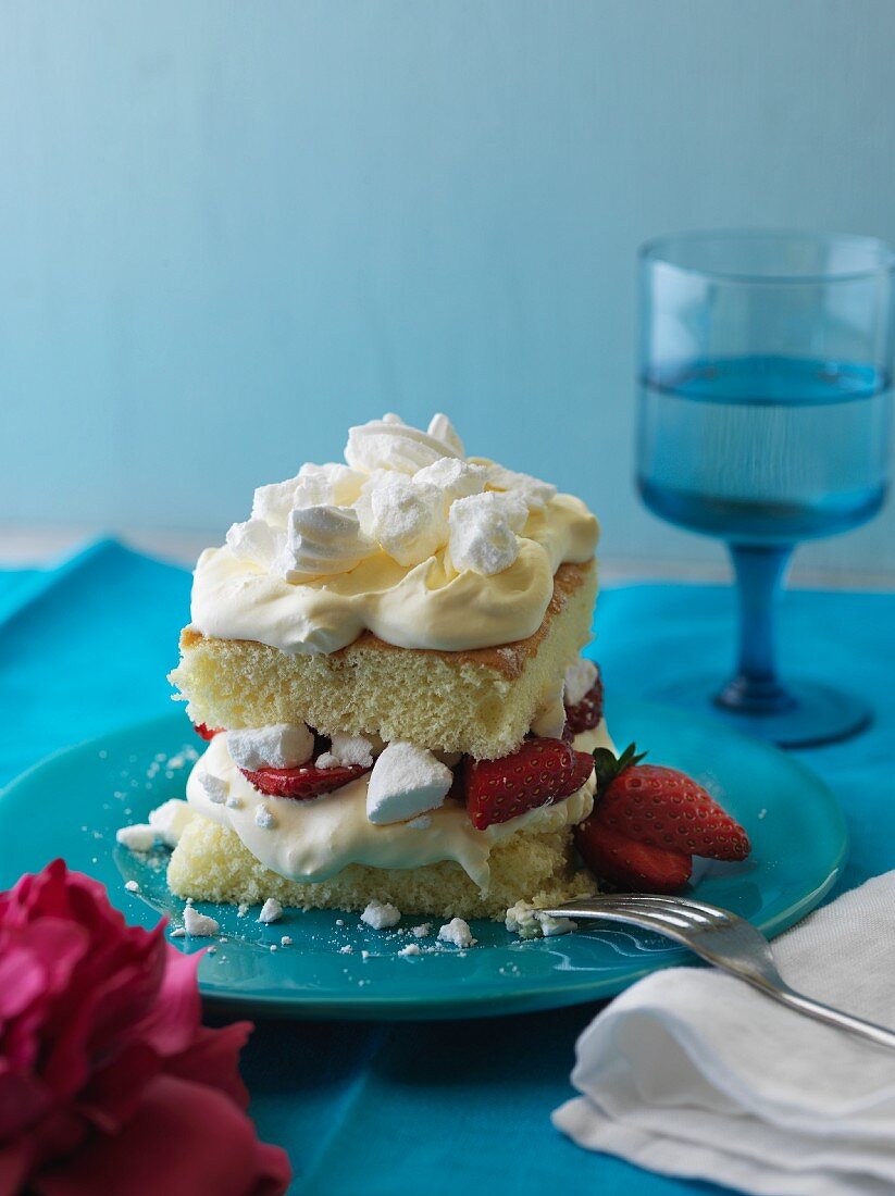 Chaja mit Erdbeeren (Biskuitkuchen mit Baiser, Uruguay)