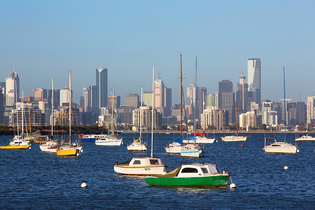 FamiBlick von Williamstown auf die Skyline von Melbourne, Boote, Skyline Downtown, Melbourne, Australien