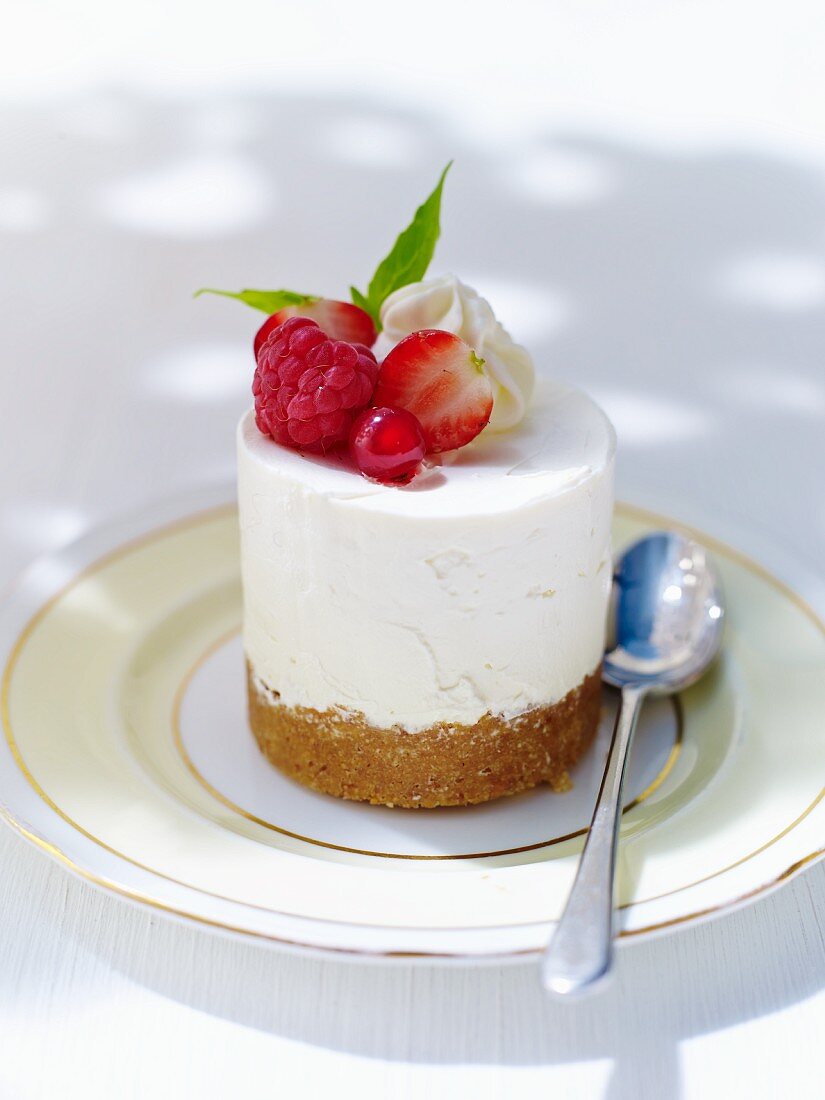 Cream cheese cake with berries