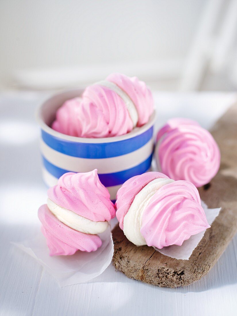 Pink meringues filled with cream cheese