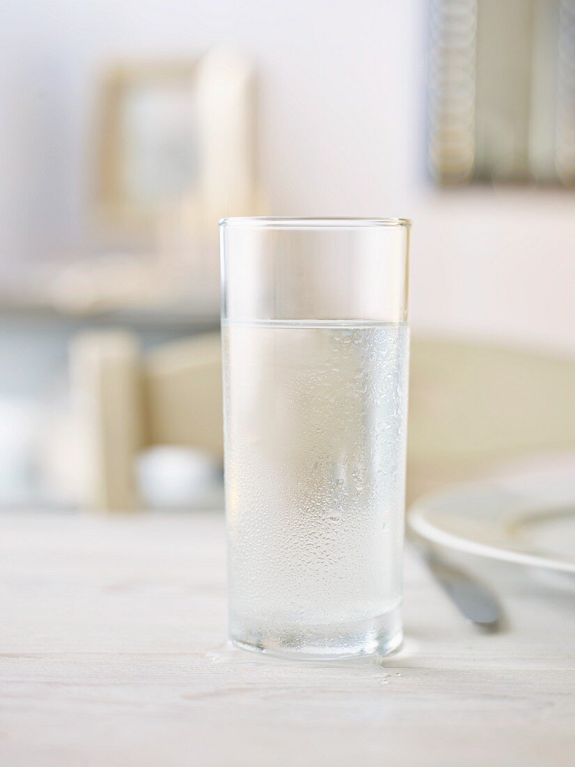Ein Glas gekühltes Wasser