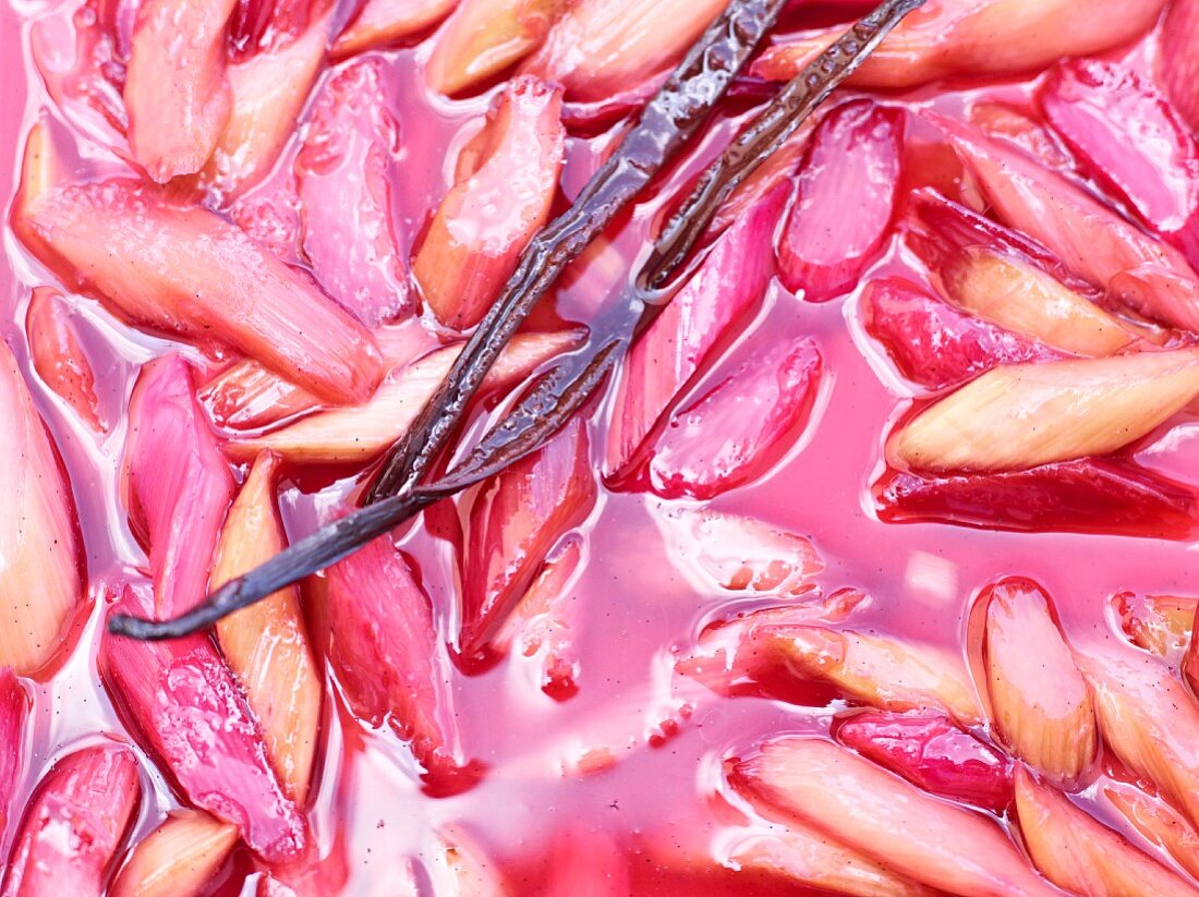 Rhubarb compote with vanilla pods (close-up)