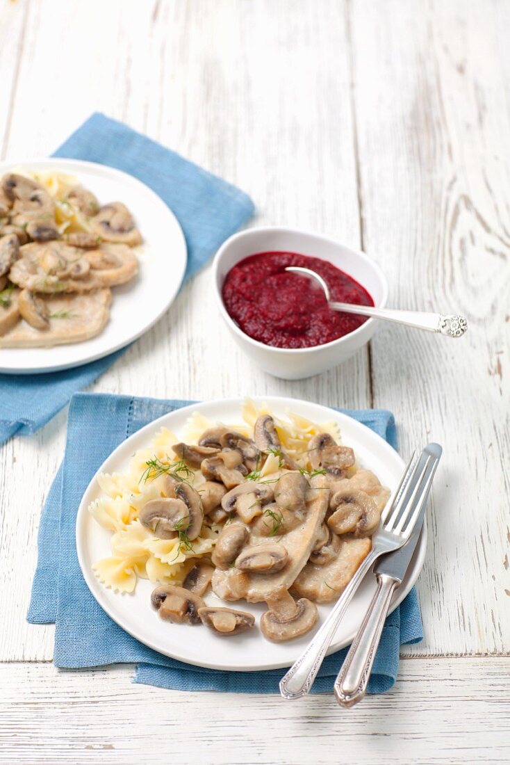 Schweinefleisch mit Pilzen und Nudeln