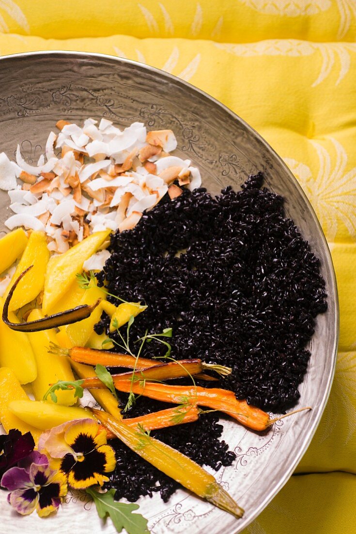 Schwarzer Reis mit Mango und geröstete Kokosflocken