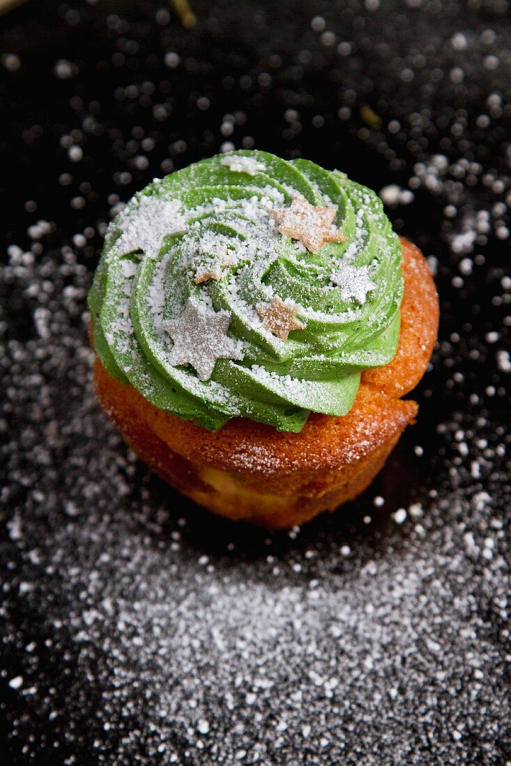 Weihnachts-Cupcake mit grüner Creme und Sterne