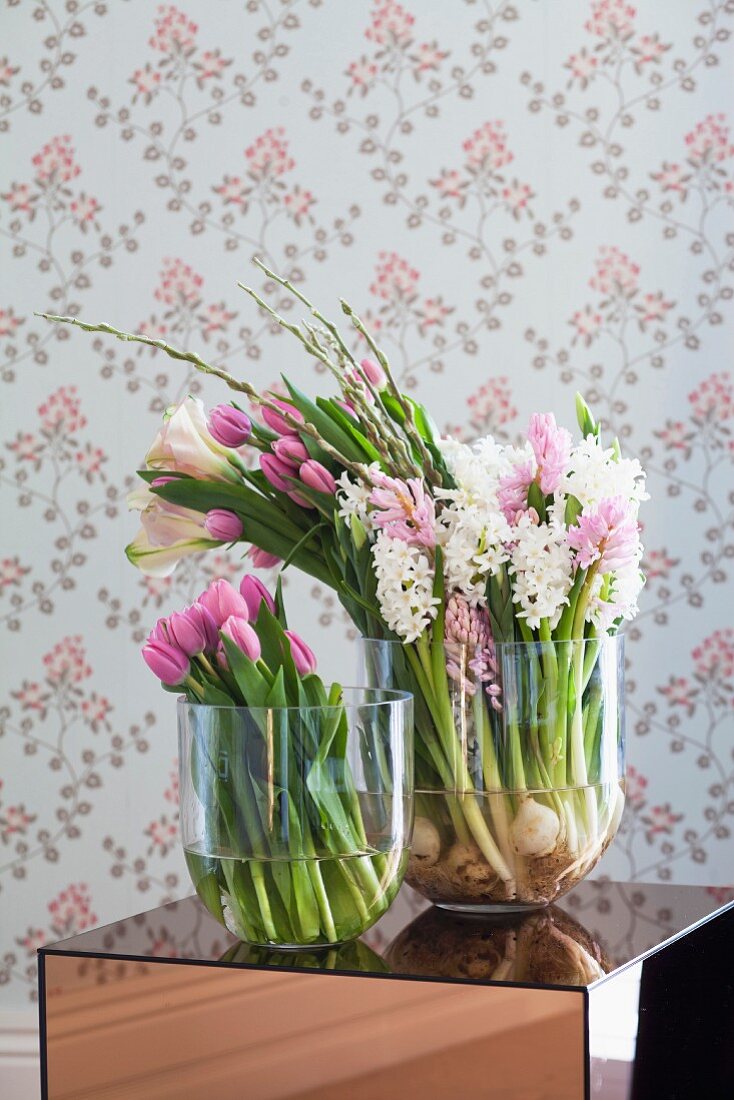 Rosa Tulpen, Lisianthus und Hyazinthen in Glasgefässen