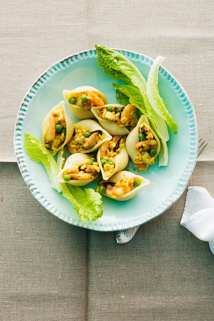 Muschelnudeln mit Paellafüllung und Romanasalat