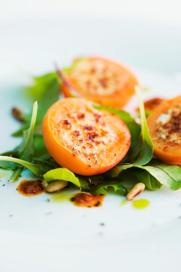 Ricotta-Aprikosen auf Salat