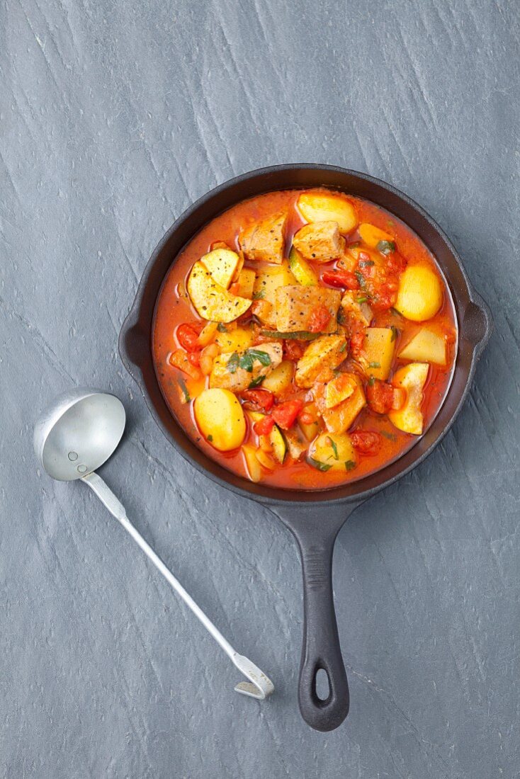 Thunfischgulasch mit Kartoffeln, Tomaten und Zucchini