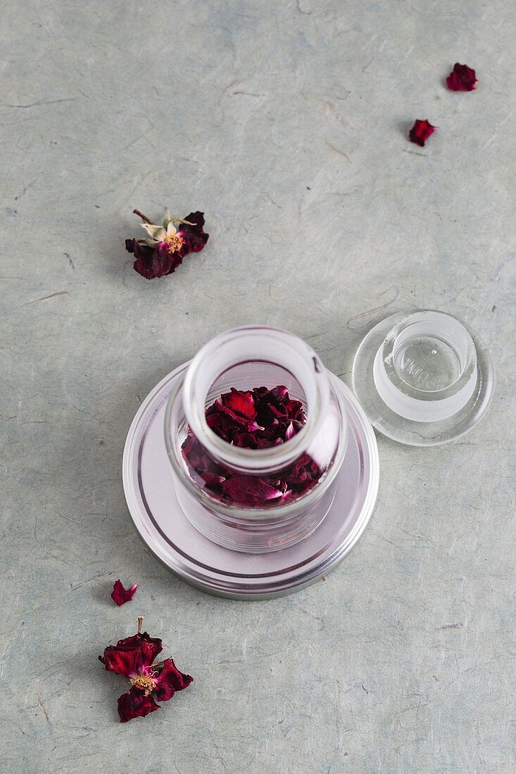 Getrocknete Rosenblätter im Apothekerglas