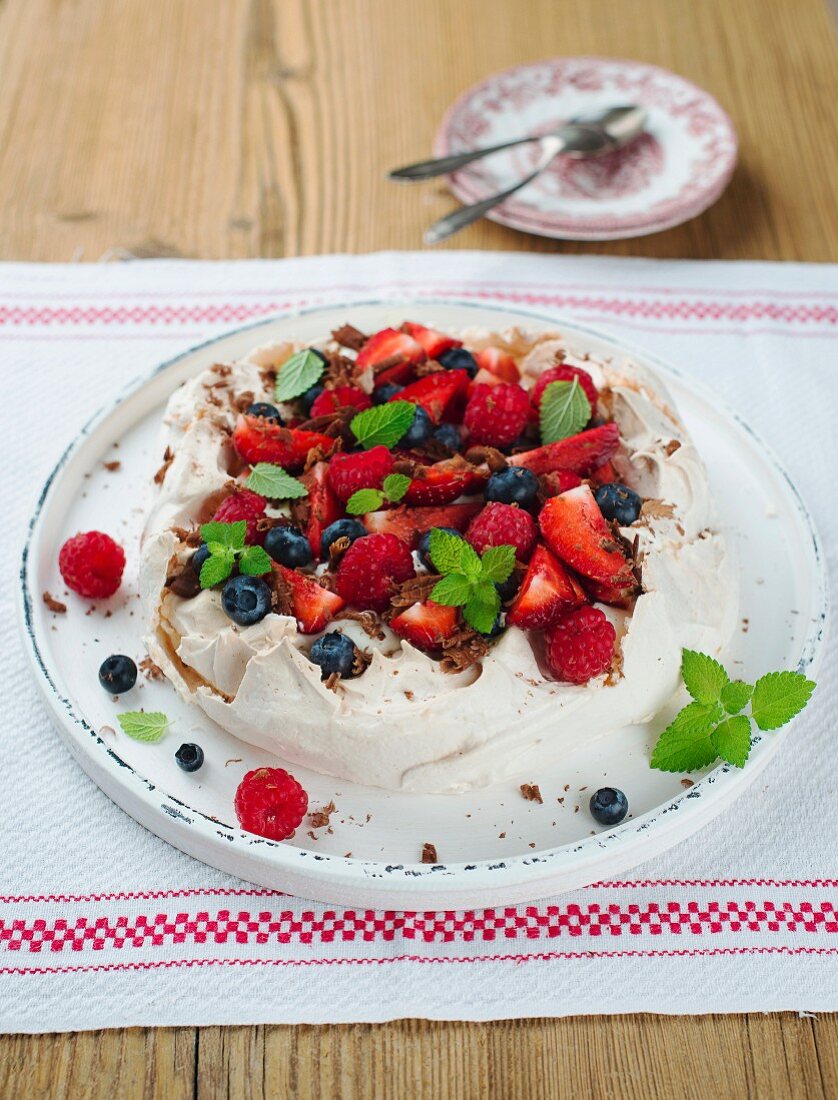 Pavlova with berries