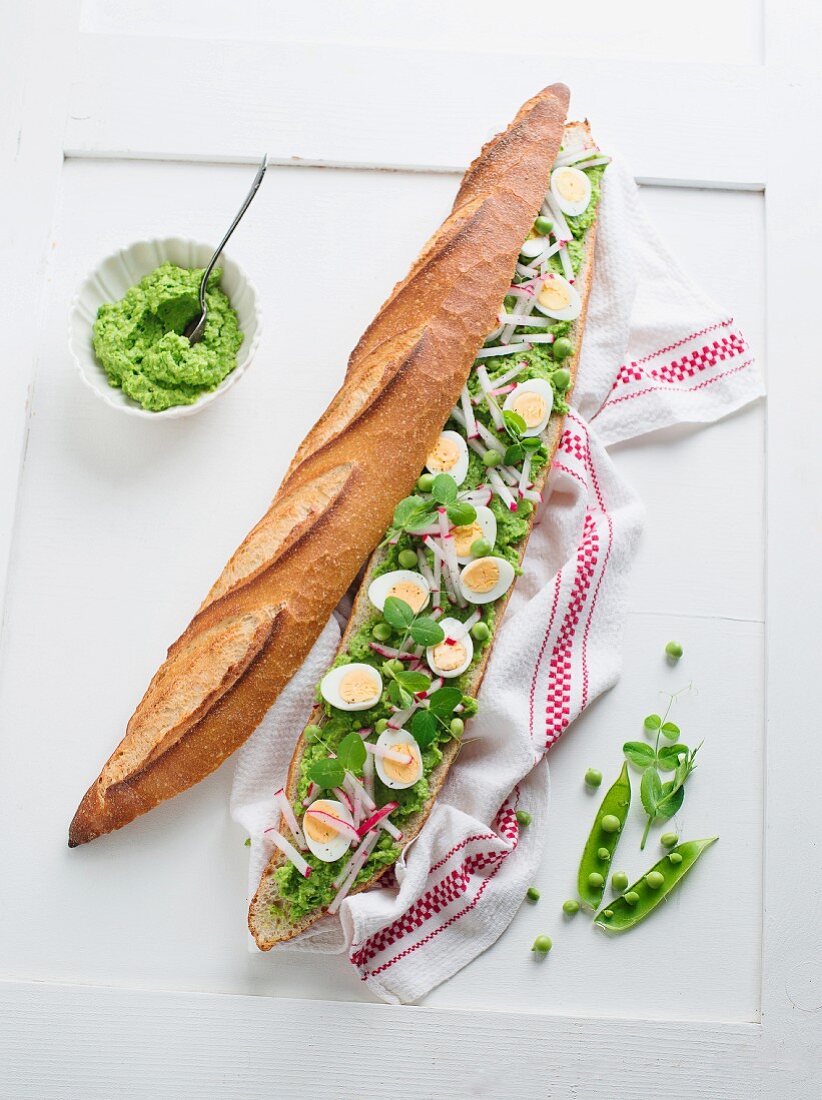 Baguette mit Avocado-Erbsen-Creme